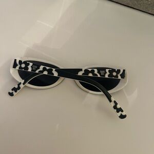 ANNA SUI Sunglasses with Black and White Flower Pattern, super trendy, amazing